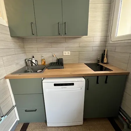 50 Metres De La Avec Garage Prive Et Terrasse 아파트 *