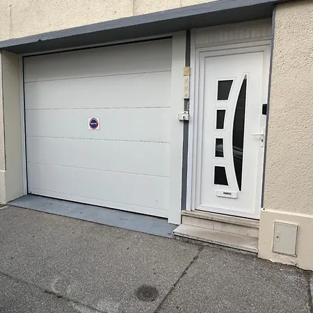 50 Metres De La Avec Garage Prive Et Terrasse 아파트 르 포르텔